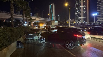 İzmir Konak'ta 8 aracın karıştığı zincirleme kazada 4 kişi yaralandı