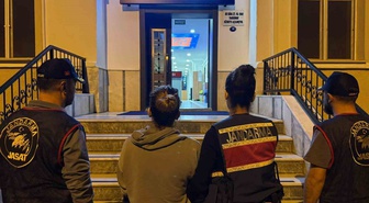 İzmir'de 23 yıl hapisle aranan firari kadın, mutfaktaki gizli bölmede saklanırken yakalandı