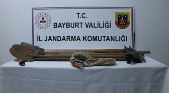 Jandarma, Bayburt'un Aşağı Çımağıl köyünde define arayan 6 şüpheliyi suçüstü yakaladı