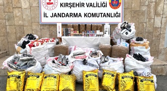Jandarma, Kırşehir gişelerinde minibüste 11 bin 464 gümrük kaçağı ürün ele geçirdi