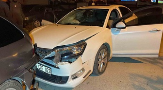 Karaman'da kavşakta otomobil ile panelvan çarpıştı, 2'si ağır 3 kişi yaralandı