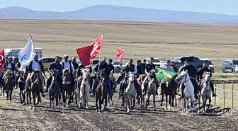 Kars'ta 5. Geleneksel Rahvan At Yarışları Meydancık'ta yoğun ilgi gördü