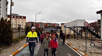 Kars'ta trafik polisleri Atatürk İlkokulu öğrencilerine güvenli trafik eğitimi verdi