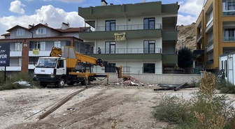 Konya Meram'da sepetli vinçle demir çıkarırken 2 metreden düşen işçi yaralandı