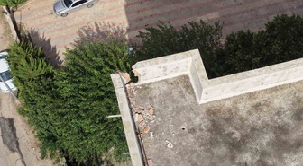 Kozan'da apartmanın çatısına yıldırım düştü, kopan parçalar 2 aracı hasarladı