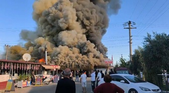 Kuşadası'nda pazar yerinde dev yangın! Tüpler patladı, çok sayıda dükkan kullanılamaz hale geldi