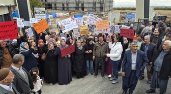 Malatya'da Emine Kolay davası ertelendi! 'Bıçağın üzerine düştü' diyen eşin tutukluluğu sürüyor, adliye önü karıştı