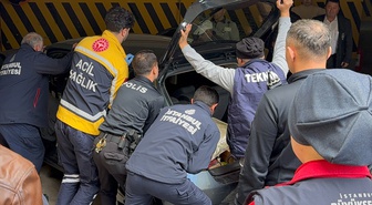 Maltepe'de duvara çarpan otomobilde sıkışan yaralı sürücüyü itfaiye kurtardı