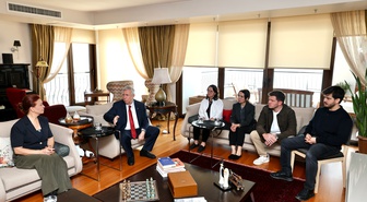 Mansur Yavaş, gözaltına alınan Vahap Seçer'in ailesini ve belediyeyi ziyaret etti