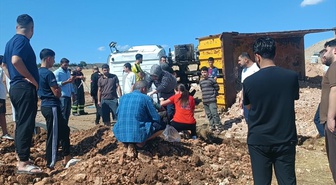 Mardin Kızıltepe'de kamyonda sıkışan yaralı sürücüyü itfaiye kurtardı
