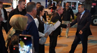MEB Bakanı Tekin, Hakkari'de tarihi medresede gençlerle buluşup şarkılara eşlik etti