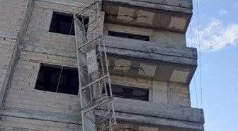 Mersin Tarsus'ta inşaatta iskeleden düşen 2 işçiden biri hayatını kaybetti