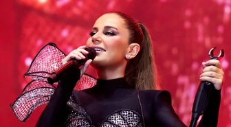 Merve Özbey sahneden inerken düştü! Apar topar hastaneye kaldırıldı