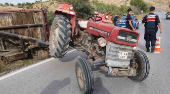 Nevşehir'de rampayı çıkamayan traktörün römorku devrildi, 2'si çocuk, 3 yaralı.