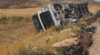Siirt Kurtalan'da devrilen tırın sürücüsü yaralanıp hastaneye kaldırıldı