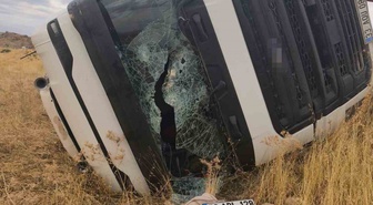 Siirt Kurtalan'da kontrolden çıkan kamyon devrildi, sürücü yaralandı