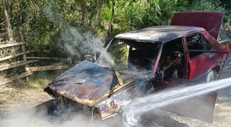 Sinop Türkeli'de otomobilin motoru alev aldı, araç kullanılamaz hale geldi