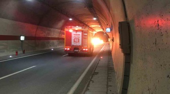 Trabzon Maçka'daki T2 Tüneli'nde beton mikseriyle çarpışan otomobil alev aldı
