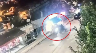 Tunceli'de otomobil büfe önündeki 4 kişiye çarptı, 6 yaralı, kaza kameraya yansıdı