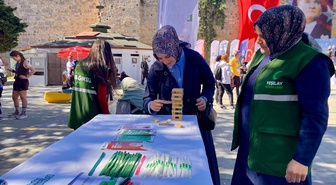 Yeşilay Sinop Şubesi Uğur Mumcu Meydanı'nda bağımlılıklara karşı stant açtı