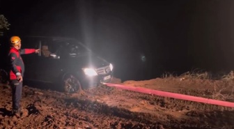 AFAD ve Jandarma ekipleri, Kilis Çakallıpınar'da çamura saplanan iki aracı kurtardı