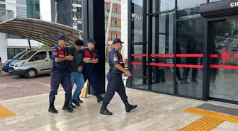 Alanya'da canlı kuşların kafasını ağzıyla koparıp paylaştı! Jandarma gözaltına aldı, adliyeye sevk edildi