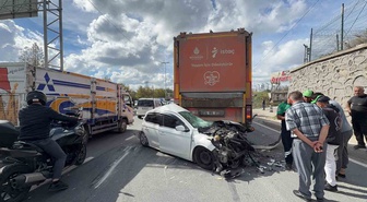 Arnavutköy'de 3 araçlı kazada otomobilin önü parçalandı, sürücü hafif yaralı kurtuldu