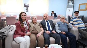 Aydın Valisi Varol, eşiyle yaşlı bakım merkezini ziyaret edip çınarlarla sohbet etti