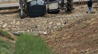 Batman'da sürücüsünün kontrolünü kaybettiği iş makinesi devrildi, sürücü yaralandı