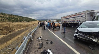 Bingöl'de kontrolden çıkan hafif ticari araç bariyere çarptı, 1 kişi yaralandı