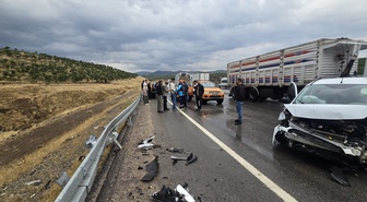 Bingöl Ilıcalar'da kontrolden çıkan otomobil bariyerlere çarptı, 2 kişi yaralandı