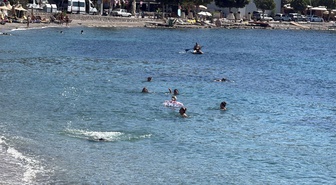 Bodrum'da ekimde hava 28, deniz suyu 24 derece, turistler sahillerde serinledi