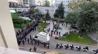 Boğaziçi Üniversitesi'nde yemek ücreti 50 liradan 85 liraya çıktı! Eylem yapan öğrencilere çevik kuvvet sevk edildi