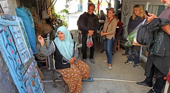 Çeşme Germiyan'da Nuran Erden eski dam kapısını servi motifleriyle sanata dönüştürdü