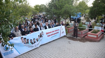 Diyarbakır'da Yasin Börü ve arkadaşları mezarları başında anıldı