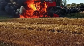 Edirne İpsala'da Önalan Tarım İpsala işletmesine ait biçerdöver çalışırken yandı