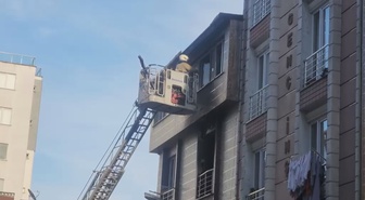 Esenyurt'ta 5 katlı binanın 4. katında çıkan yangında mahsur kalan 5 kişi kurtarıldı