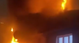 İstanbul Fatih'te dar sokaklar itfaiyeye geçit vermedi! Yangında binada yalnız kalan adam hayatını kaybetti