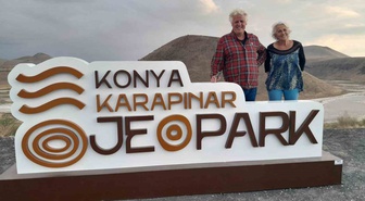 Fransız çift, Konya Karapınar'daki Meke Gölü'nde kamp yapıp doğa yürüyüşü yaptı
