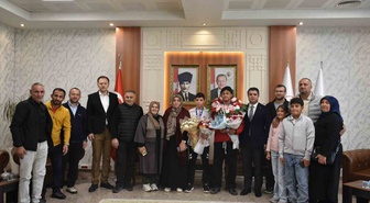 Güreşte Balkan şampiyonu Söğütlü ve üçüncü Dur, Erzurum'da çiçeklerle karşılandı