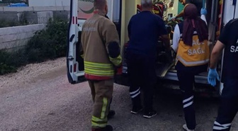 Hatay Antakya'da sürücüsü kontrolünü kaybedince motosiklet devrildi, 3 kişi yaralandı