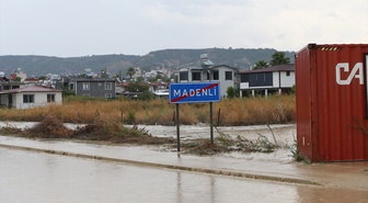 Hatay Arsuz'da sağanak ve dolu bazı ev ve iş yerlerini su bastı