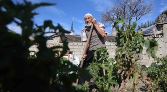 Hatay'da 90 yaşındaki depremzede enkazı bahçeye çevirip ürünleri hayrına dağıtıyor