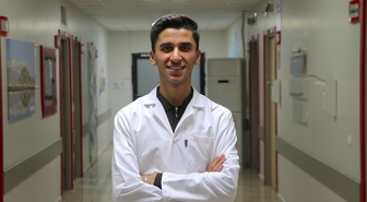 Hemofili hastası Beytullah Alagöz, tıp fakültesini kazanıp doktorunun öğrencisi oldu