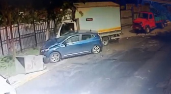 İddiaya göre Sarıyer'de freni tutmayan kamyonet 3 araca çarptı, 3 kişi yaralandı