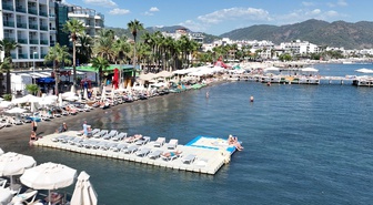 İngiliz turistler Marmaris’te ekimde deniz ve güneşin tadını çıkarıyor
