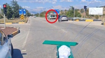Isparta'da cenaze aracı trafik ışıklarında hareket edince tabut yola düştü