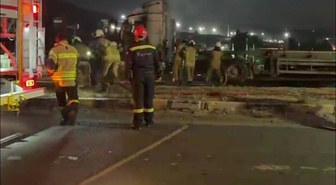 İzmir Aliağa'da seyir halindeki tırın kupa bölümü alev aldı, itfaiye söndürdü