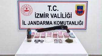 İzmir Karşıyaka'da operasyonda 30 gram kokain ve ruhsatsız av tüfeği ele geçirildi