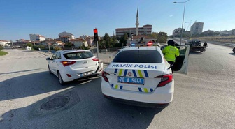 Karaman'da kavşakta otomobil ile motosiklet çarpıştı, motosiklet sürücüsü yaralandı